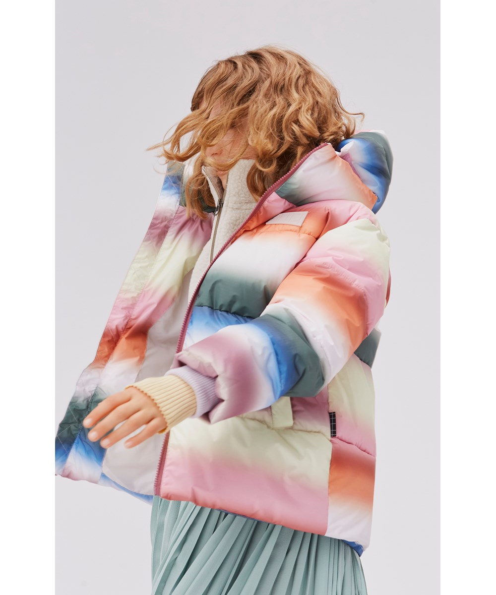 Hilo - Misty Rainbow - recycled dun jakke i pastel farvet regnbue print