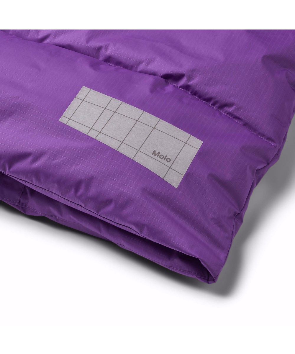 Hilo - Warm Purple - Varm, lilla dynejakke skabt til den kolde vinter, fremstillet af genanvendt polyester. Jakken har indbyggede vindfang i ærmerne og reflekser for øget synlighed i trafikken