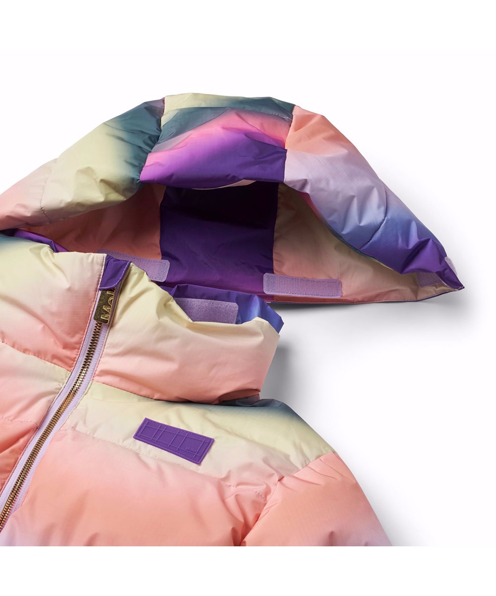 Hilo - Wavy Rainbow - Varm dynejakke til en kold vinter i genanvendt polyester, med et multifarvet vævende grafitti print.  Jakken har indbyggede vindfang i ærmerne og reflekser for øget synlighed i trafikken