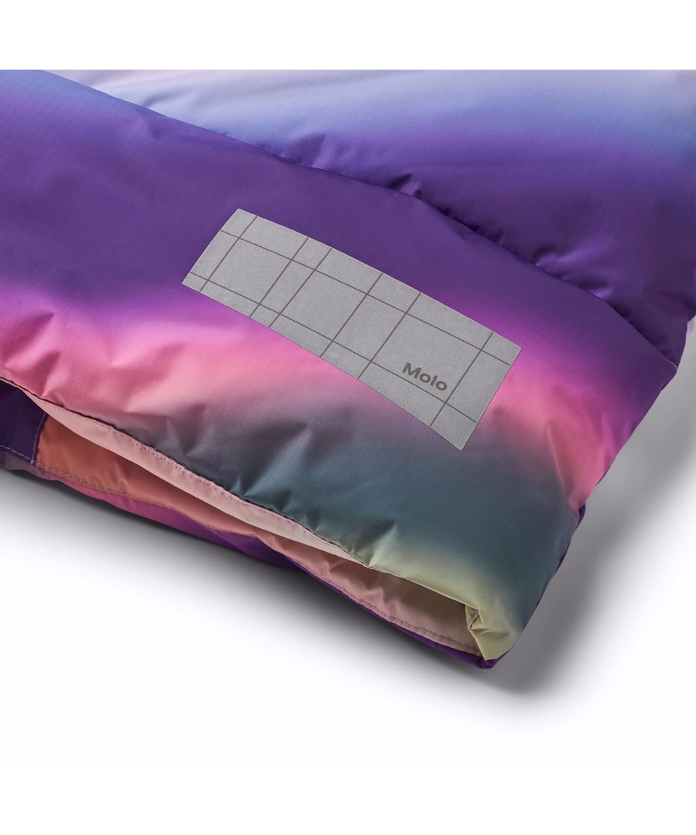 Hilo - Wavy Rainbow - Varm dynejakke til en kold vinter i genanvendt polyester, med et multifarvet vævende grafitti print.  Jakken har indbyggede vindfang i ærmerne og reflekser for øget synlighed i trafikken