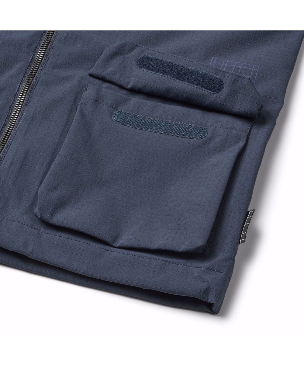 Hobson - Mood Blue - Mørkeblå vind- og vandtæt regnjakke til børn i genanvendt nylon med aftagelig hætte.