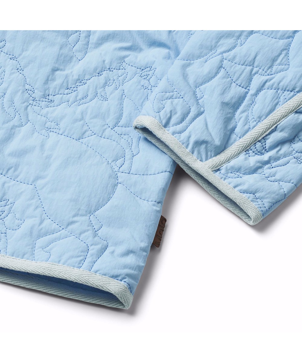 Holley - Day Sky - Blå vandafvisende termojakke til børn i genanvendt nylon med quiltet mønster af heste.