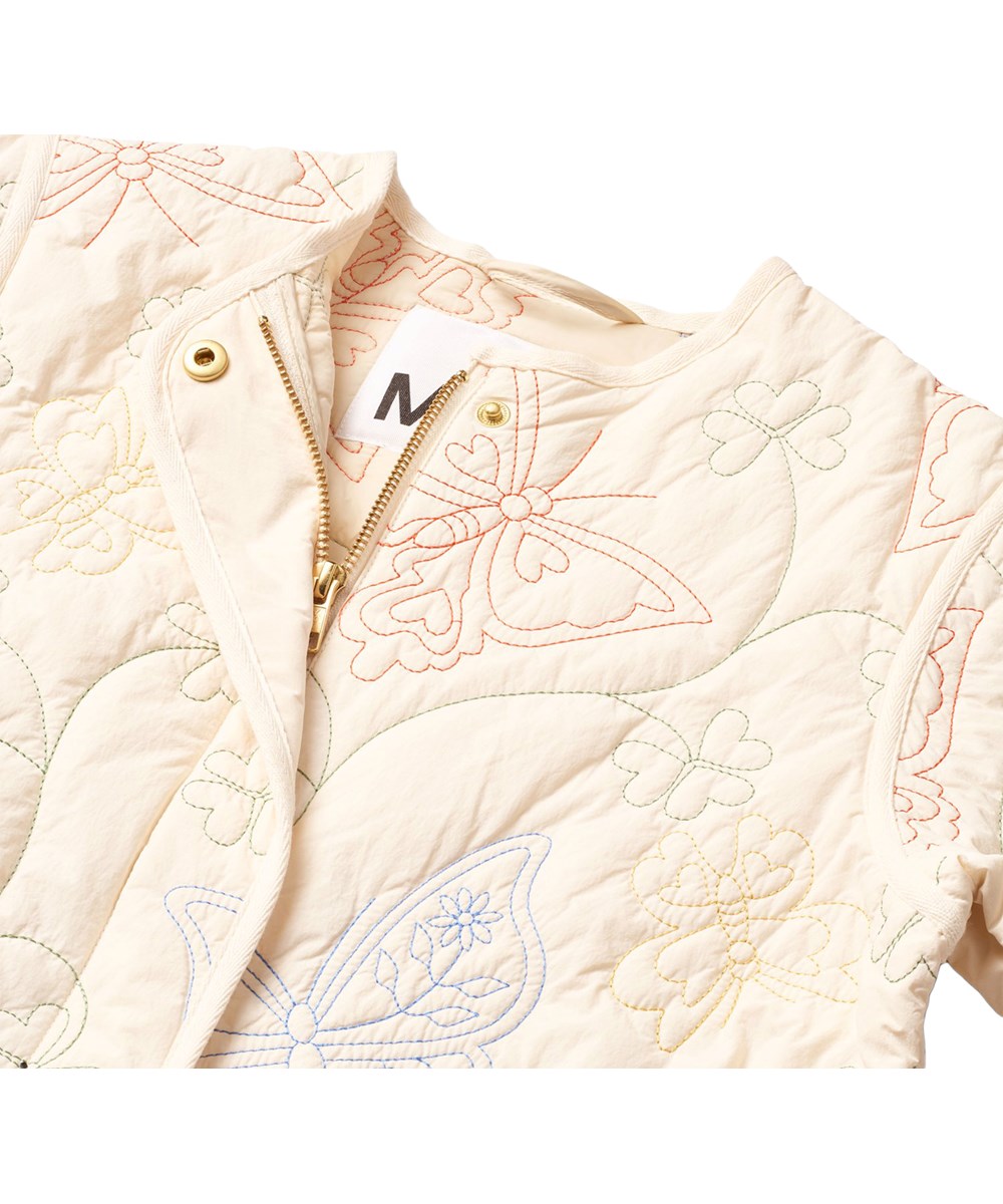 Holley - Pearled Ivory - Quiltet jakke i en lys, cremefarvet tone med broderede motiver af sommerfugle og blomster til børn