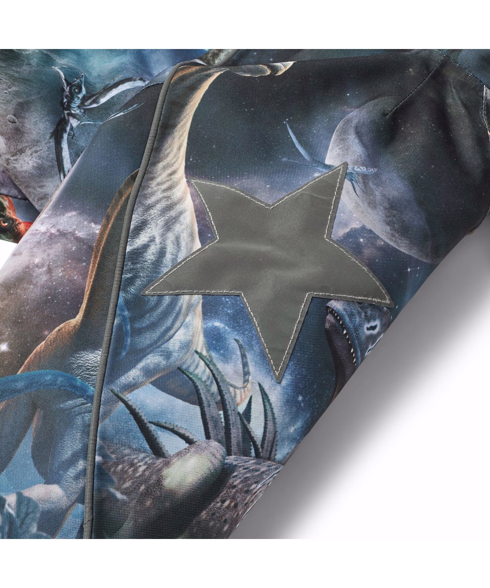 Hopla - Dino In Space - Vind- og vandtæt vinterjakke til en kold vinter i genanvendt polyester, foret med fleece og 3M™ Thinsulate™, i et print af dinosauer i rummet i blå, grønne og brune nuancer