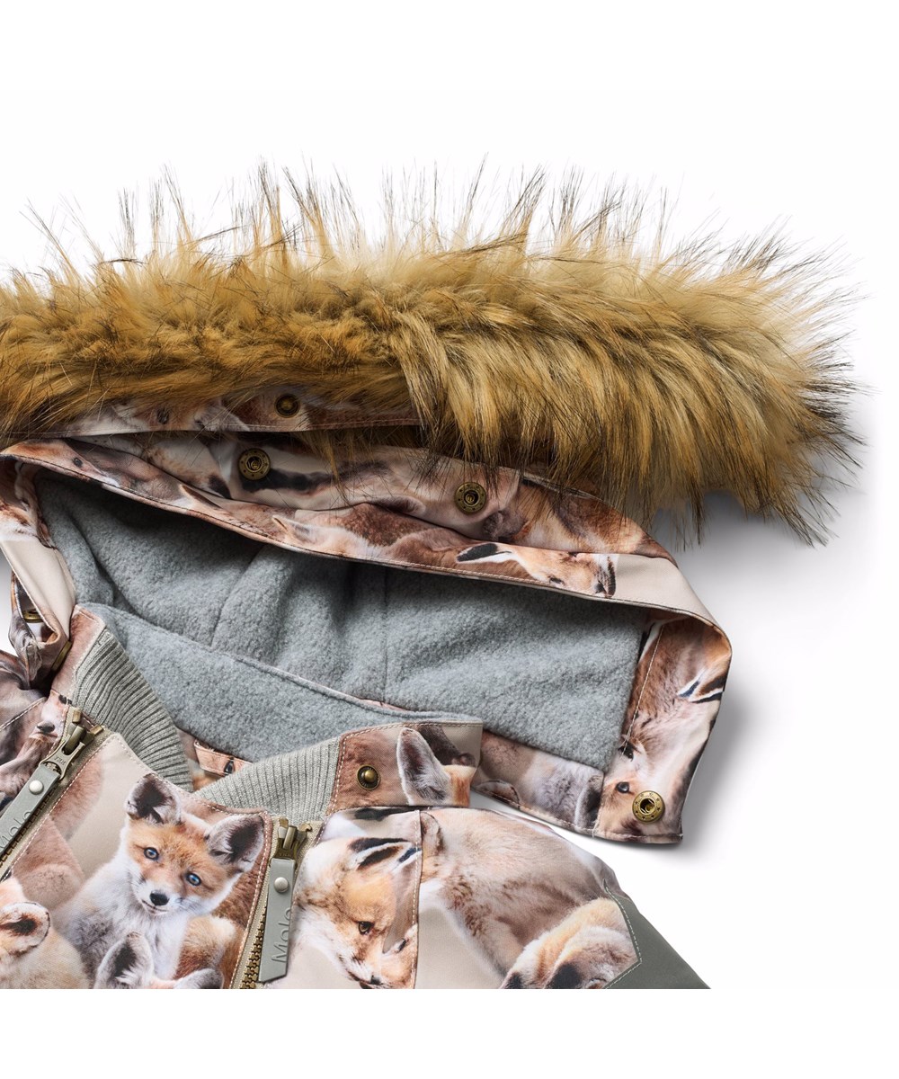 Hopla Fur - Playing Foxes - Vind- og vandtæt vinterjakke til børn i genanvendt polyester med et print af legende ræveunger i brune nuancer samt foret med 3M™ Thinsulate™.