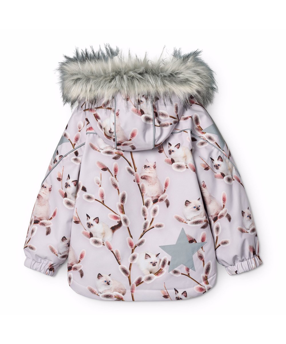 Hopla Fur - Willow Kitten - Lilla vind- og vandtæt vinterjakke til børn i genanvendt polyester med et print af smukke gæslingegrene og hvide kattekillinger samt foret med 3M™ Thinsulate™.