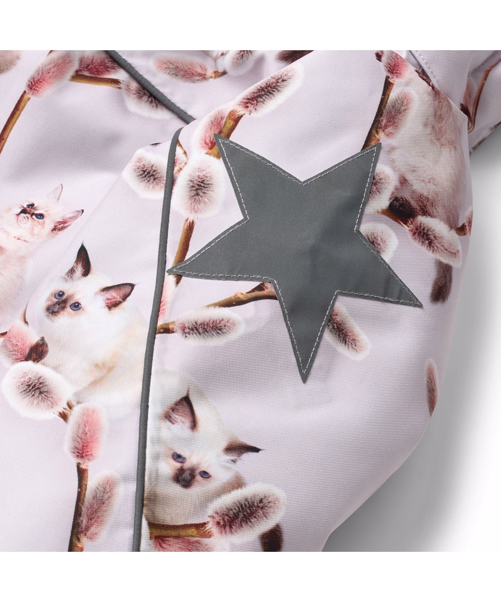 Hopla Fur - Willow Kitten - Lilla vind- og vandtæt vinterjakke til børn i genanvendt polyester med et print af smukke gæslingegrene og hvide kattekillinger samt foret med 3M™ Thinsulate™.