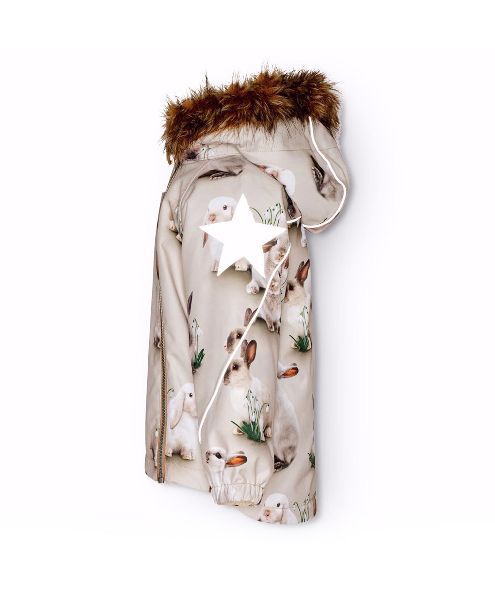 Hopla Fur - Winter Rabbits - Vind- og vandtæt vinterjakke til en kold vinter i genanvendt polyester, foret med fleece og 3M™ Thinsulate™, med et print af nuttede kaniner imellem vintergækker på en grå bagrund