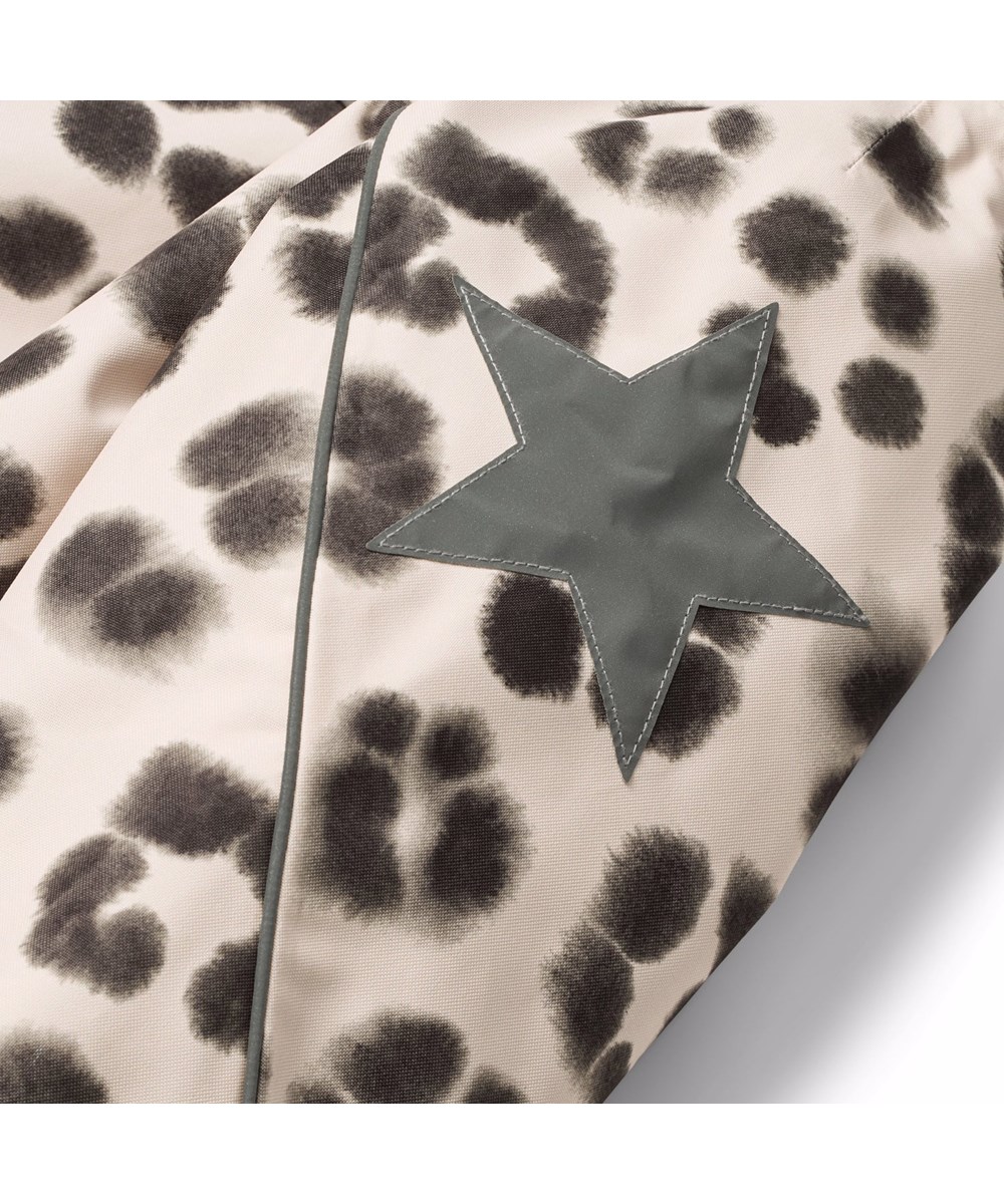 Hopla - Snow Leo - Vind- og vandtæt vinterjakke til børn i genanvendt polyester med et unikt leopardprint samt foret med 3M™ Thinsulate™.