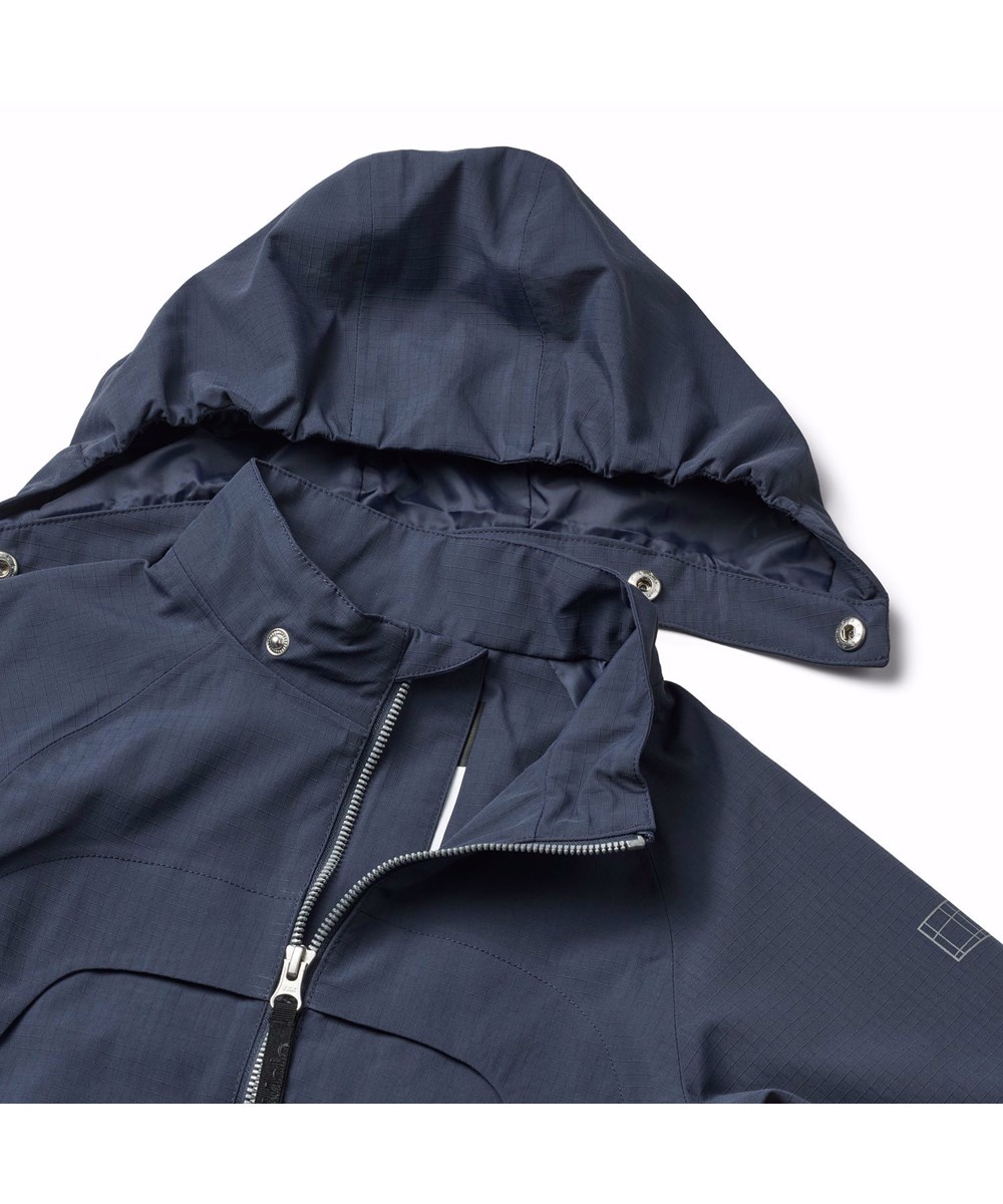 Hoplas - Mood Blue - Mørkeblå vind- og vandtæt jakke til børn i genanvendt polyester.