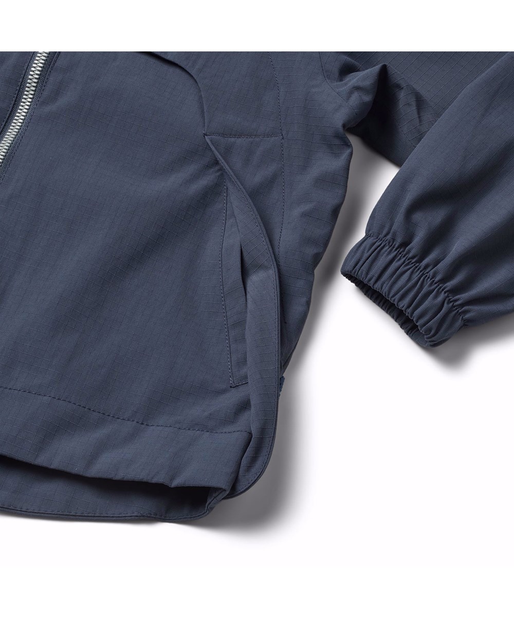 Hoplas - Mood Blue - Mørkeblå vind- og vandtæt jakke til børn i genanvendt polyester.