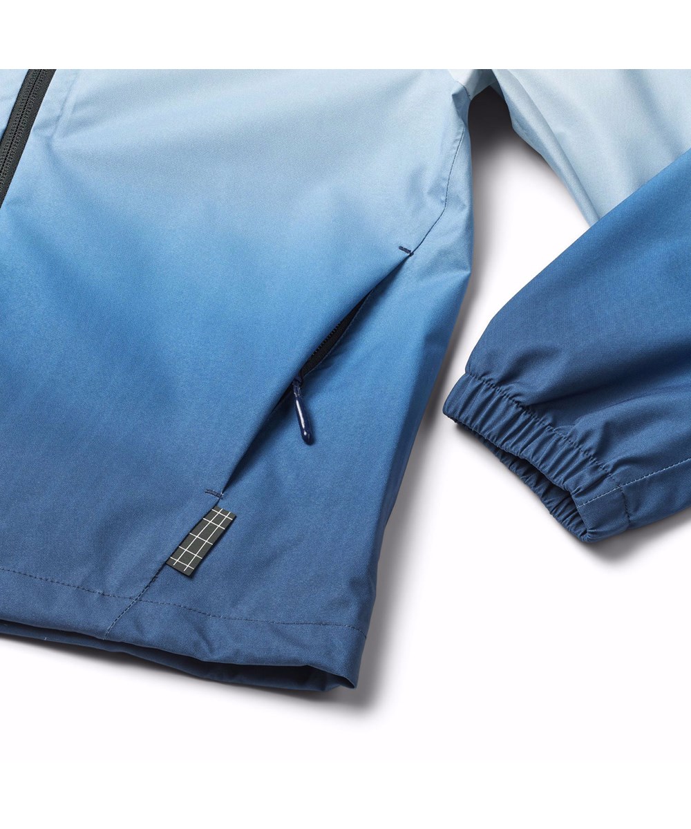 Horizon - Fade Blue - Vind- og vandafvisende jakke til børn i genanvendt polyester med hætte i blå gradient farver.