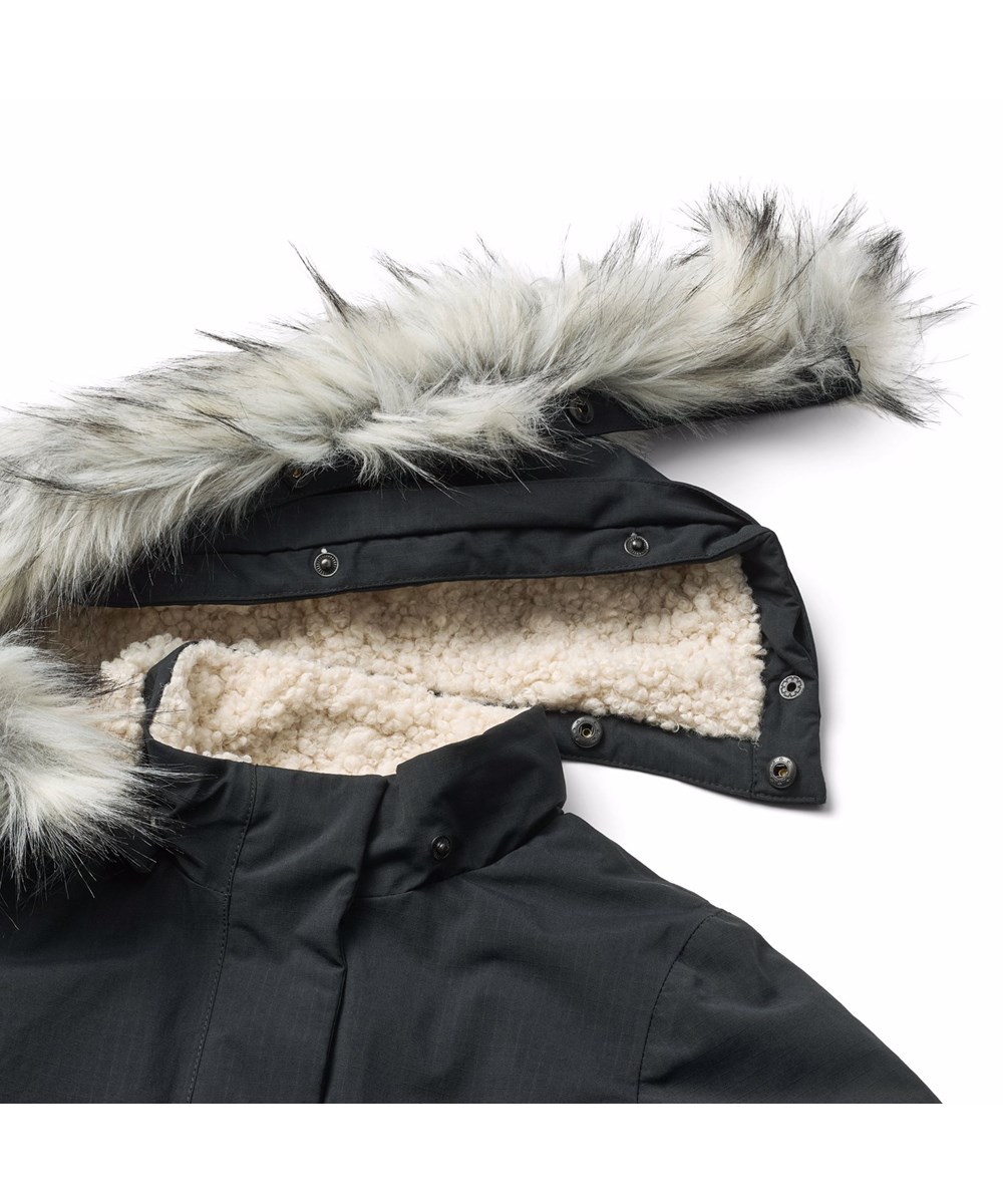 Peace - Black - Vind- og vandafvisende sort jakke i genanvendt nylon med praktisk lynlåslukning, høj krave og aftagelig hætte med faux fur kant.