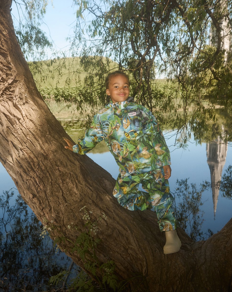Whalley - Jungle Life - Grønt vind- og vandtæt regnsæt i genanvendt polyester med et allover print af en jungle og dens farverige dyr.
