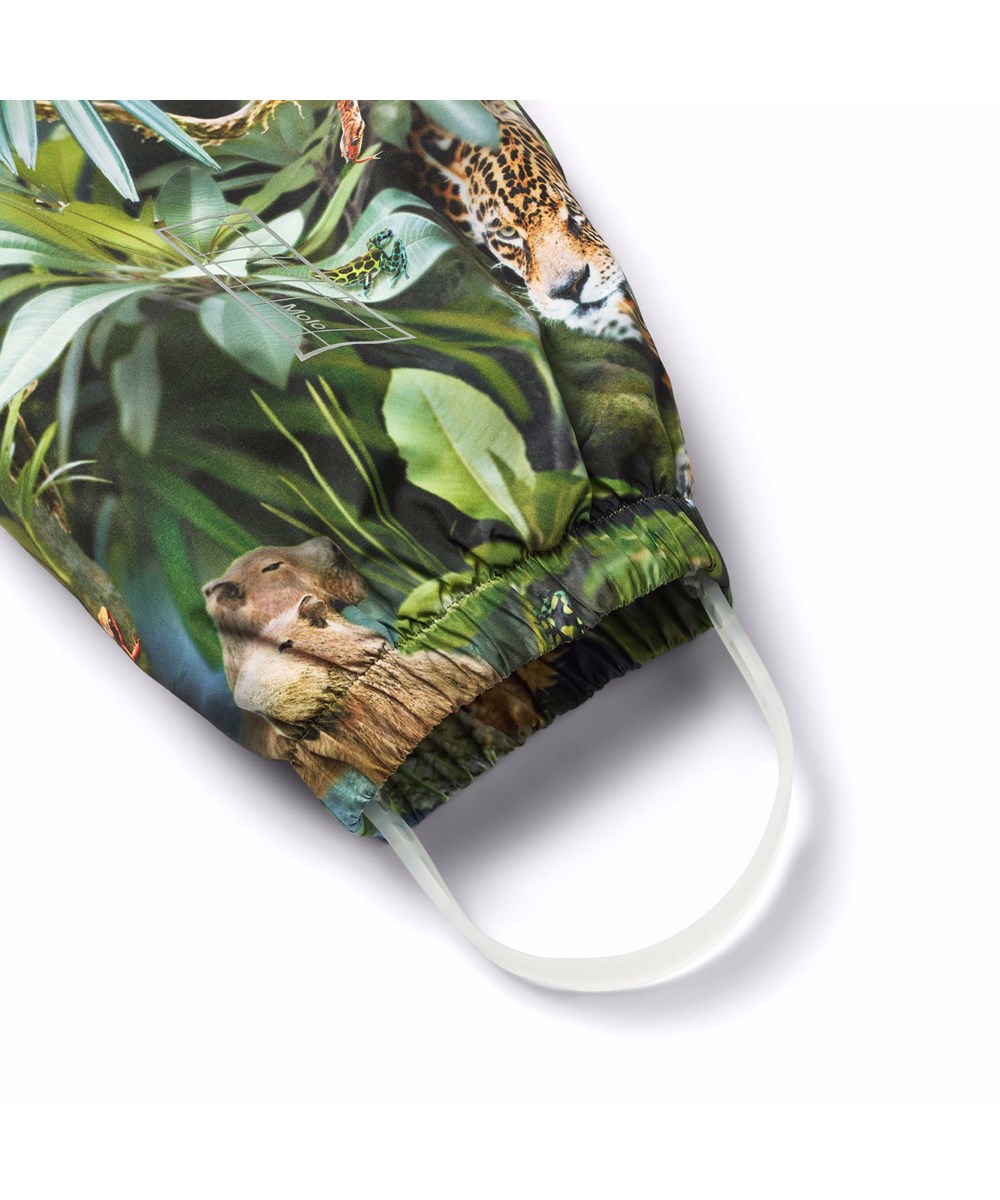 Whalley - Jungle Life - Grønt vind- og vandtæt regnsæt i genanvendt polyester med et allover print af en jungle og dens farverige dyr.