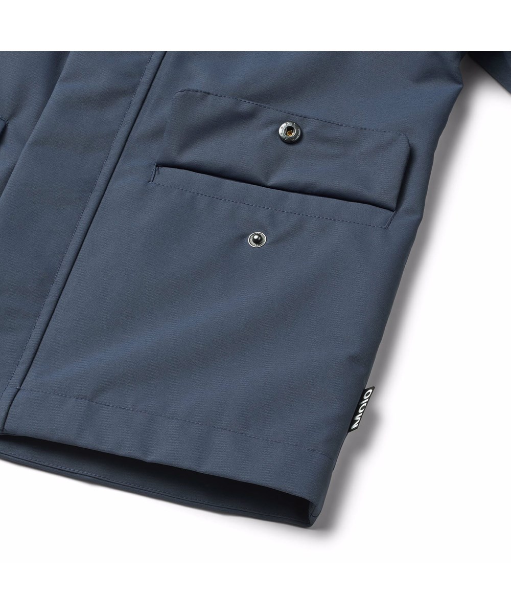 Windy - Mood Blue - Mørkeblå vind- og vandtæt regnjakke til børn i genanvendt polyester med aftagelig hætte.