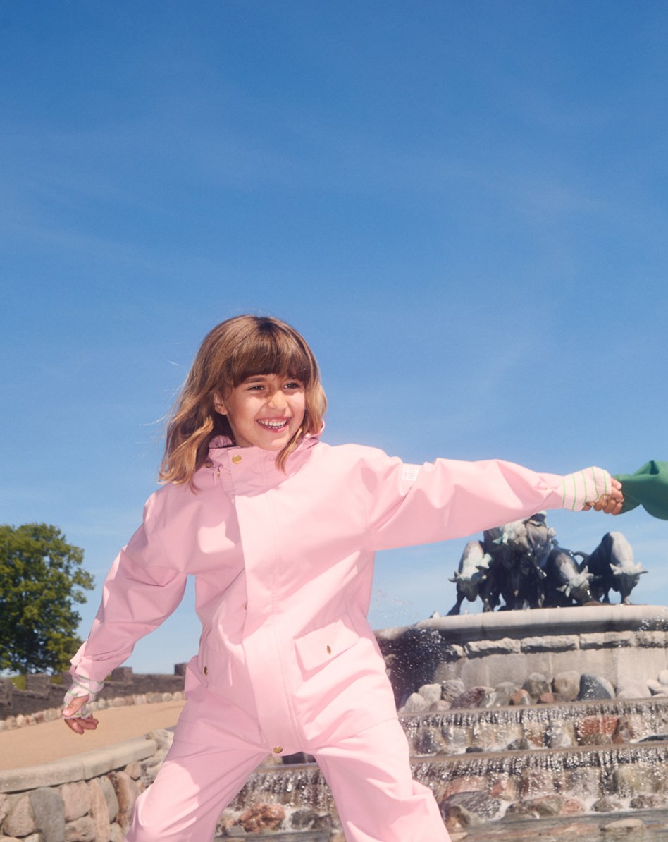 Windy - Rosequartz - Lyserød vind- og vandtæt regnjakke til børn i genanvendt polyester med aftagelig hætte.
