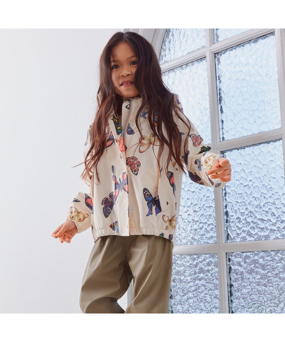 Zan - I See You Ivory - Recycled gummi regnjakke med sommerfugle print