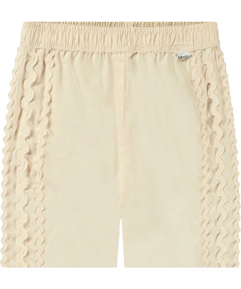 Adelyn - Brazilian Sand - Bukser i økologisk bomuld til børn. Disse shorts er beige med fine detaljer.