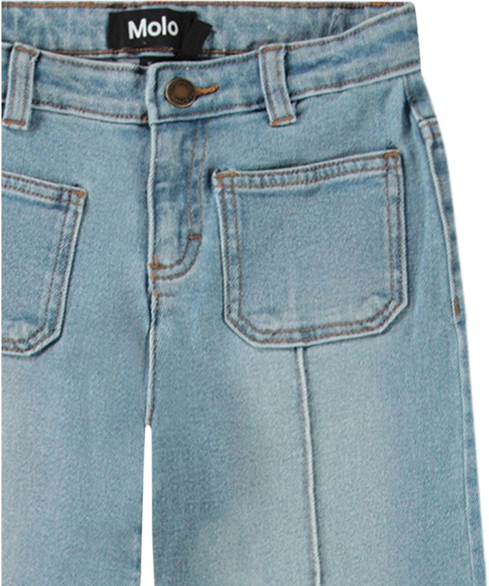 Adina - Clear Washed Blue - Denimblå 70'er jeans med syet pressefold i økologisk bomuld til børn.