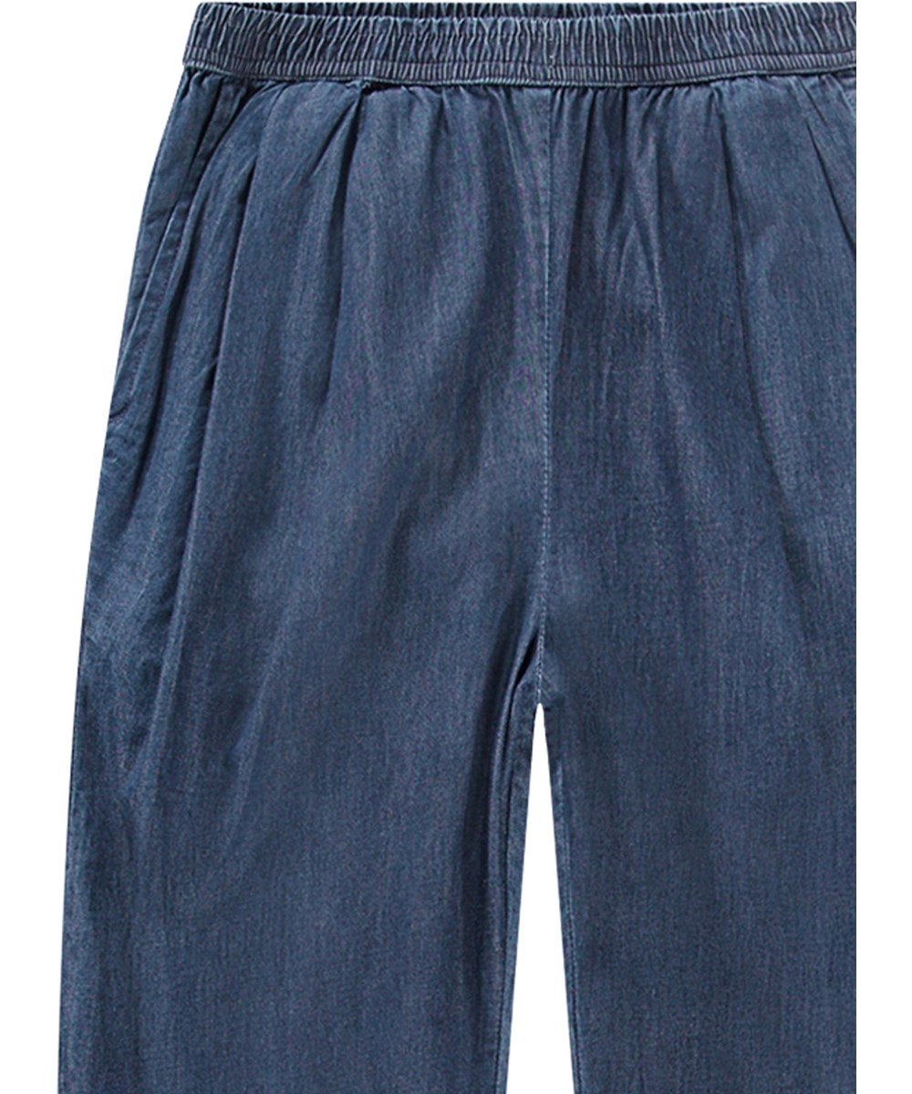 Alexa - Mid Blue Wash - Denimblå bukser i økologisk bomuld med læg og lommer i sidesømmen