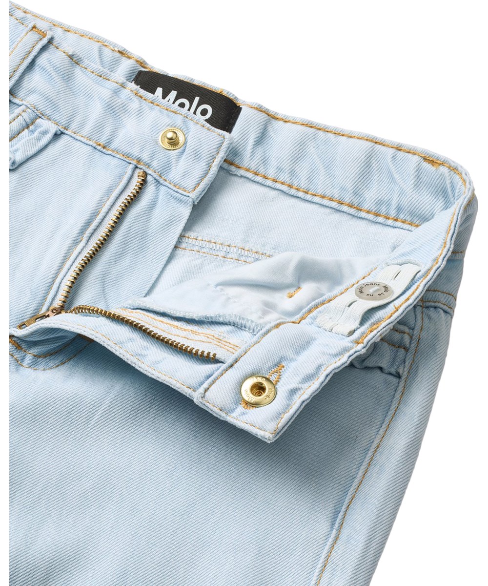 Amara - Bleached Drapy - Lyseblå denim bukser med elegante flæsedetalje til børn