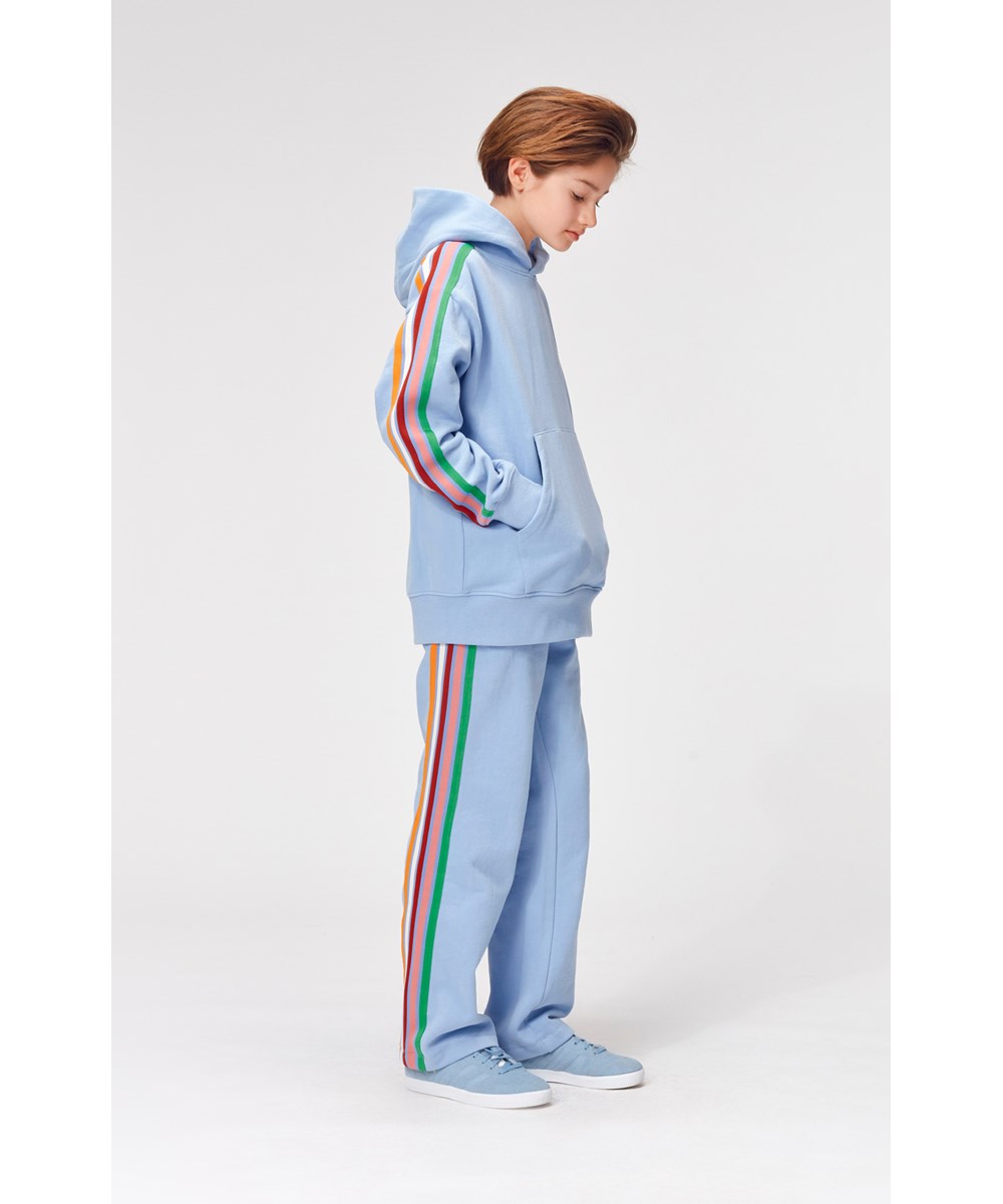 Aurita - Blue Sky - Blå sweatpants med farverige striber