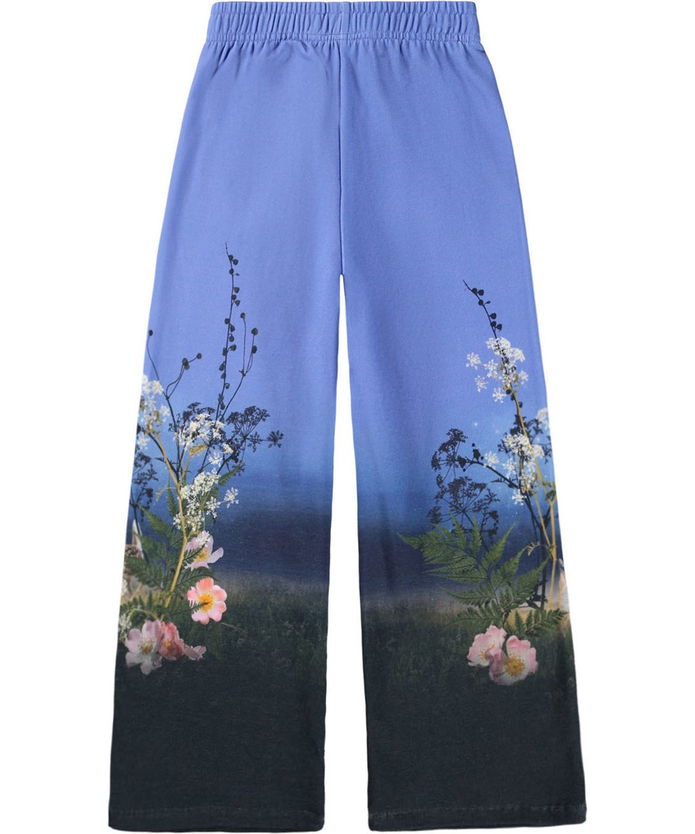 Aurita - Moonrise Meadow - Blå sweatpants i økologisk bomuld med print af blomstereng. 