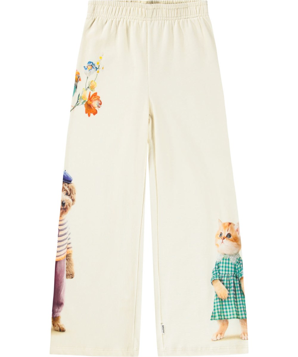 Aurita - Vintage Friends - Råhvide sweatpants i økologisk bomuld med print af søde dyr iført tøj. 