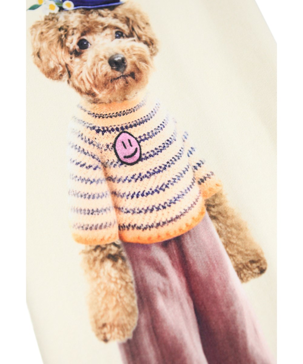 Aurita - Vintage Friends - Råhvide sweatpants i økologisk bomuld med print af søde dyr iført tøj. 