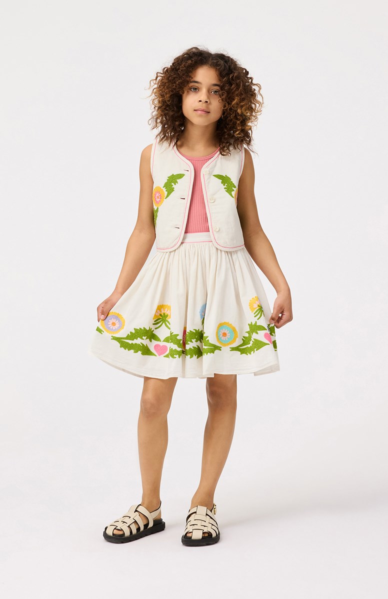 Heather - Fancy Dandelion - Sandfarvet, foret vest med broderi til børn i blød bomuld med rund halsudskæring, knaplukning foran samt lyserøde stikninger.