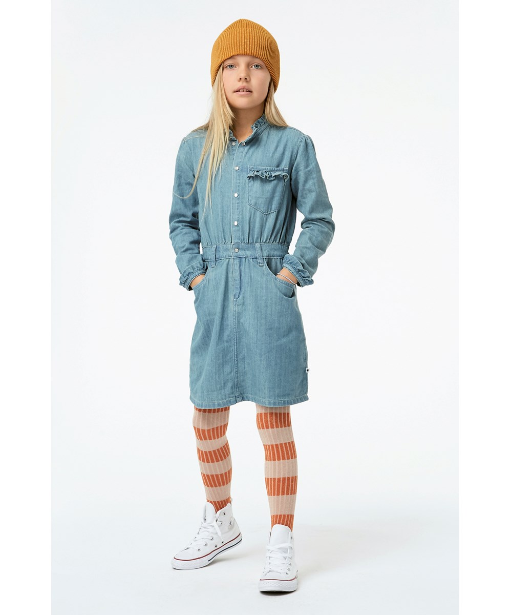 Cali - Washed Denim Blue - Denim kjole med flæser