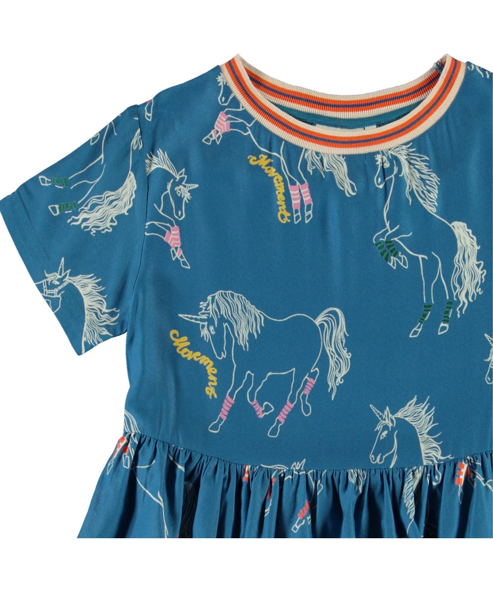 Cammy - Sporty Unicorns - Blå kjole med enhjørninge print