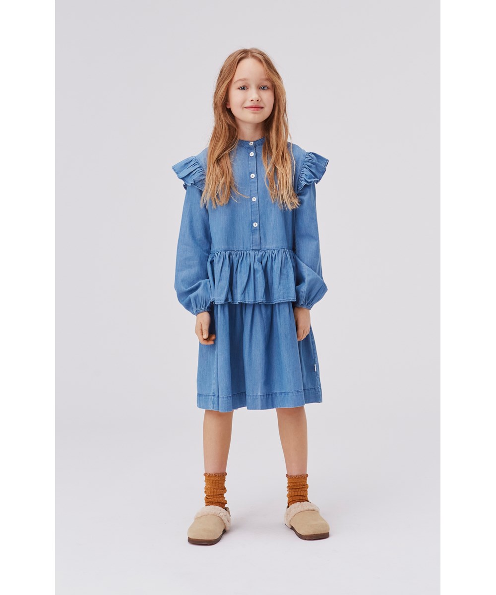 Carisma - Washed Chambrey - Blå denim kjole med peplum og flæsekanter