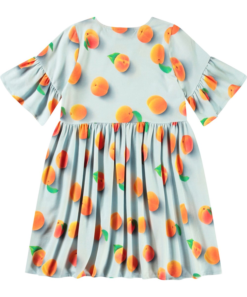 Chasity - Fresh Apricots - Lyseblå knælang kjole til børn i blødt økologisk bomuldsjersey med rund hals og lange t-shirt ærmer med flæse.