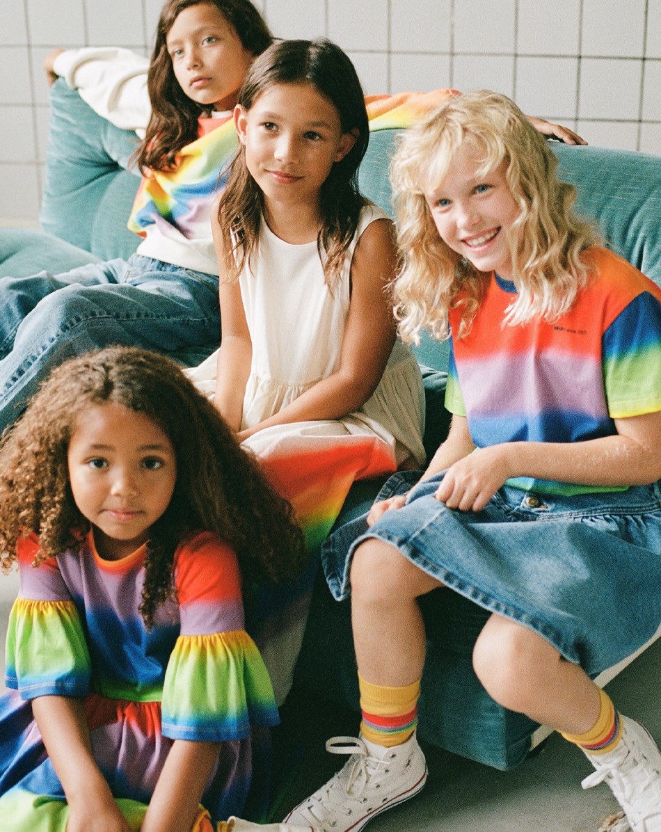 Chasity - Rainbow Spray - Jubilæum kjole med regnbue print og flæseærmer