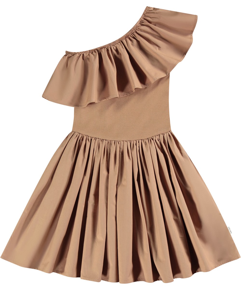 Chloey - Sandalwood - Lysebrun one-shoulder kjole i økologisk bomuld med en bred poplinflæse.