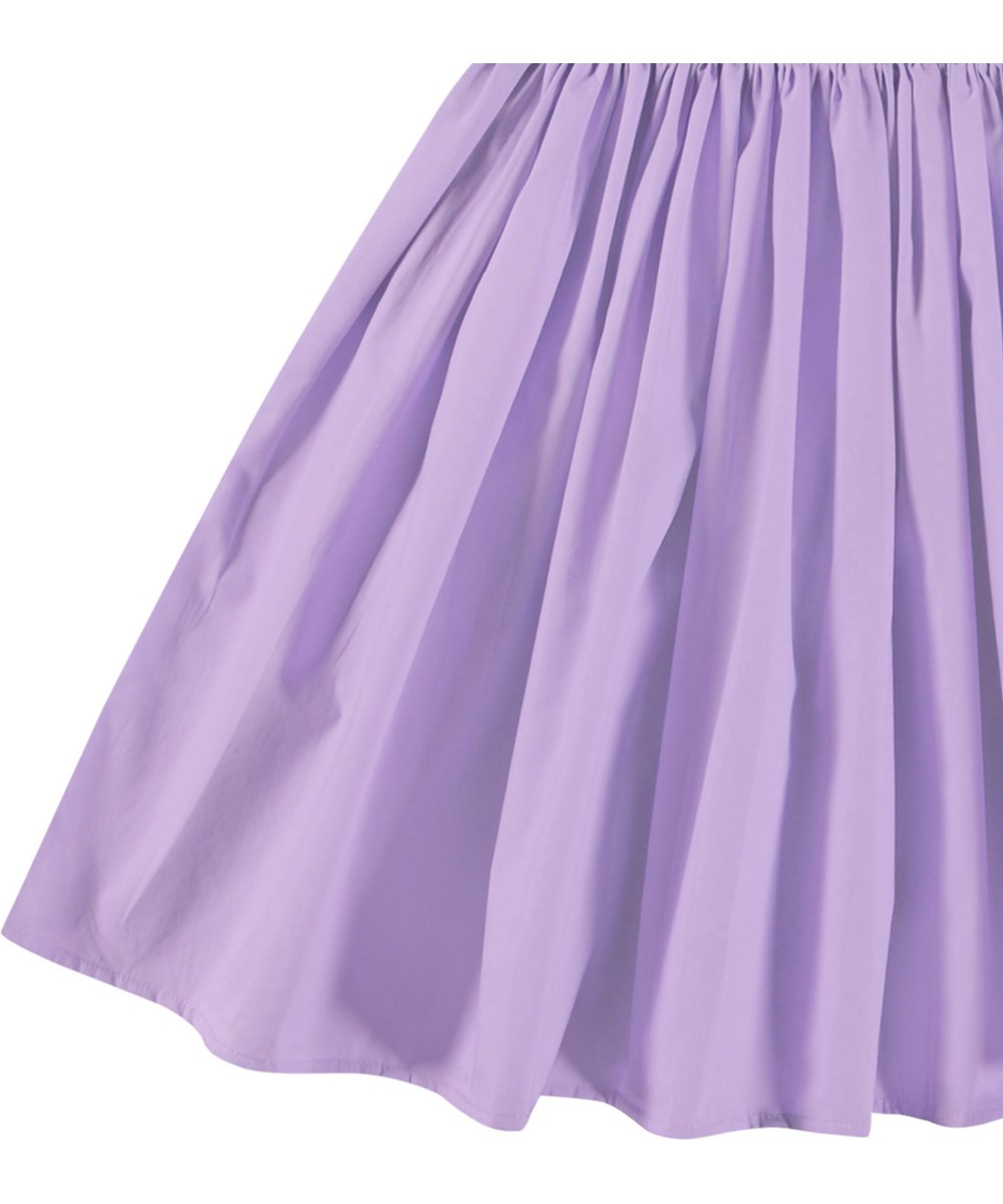 Chloey - Violaceous - Lilla one-shoulder kjole i økologisk bomuld med en bred poplinflæse.