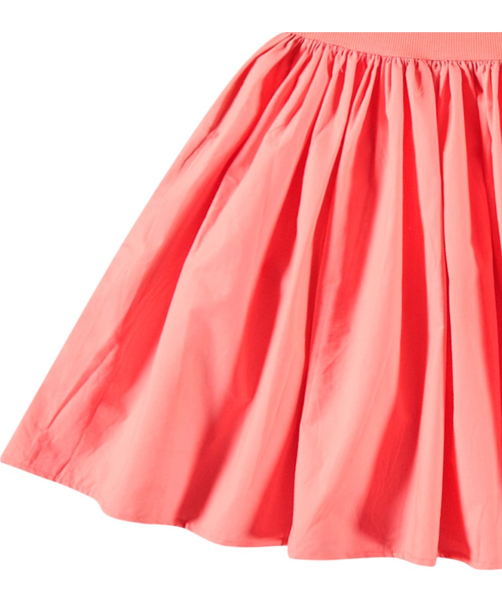 Chloey - Warm Coral - Koralfarvet one-shoulder kjole i økologisk bomuld med en bred poplinflæse.