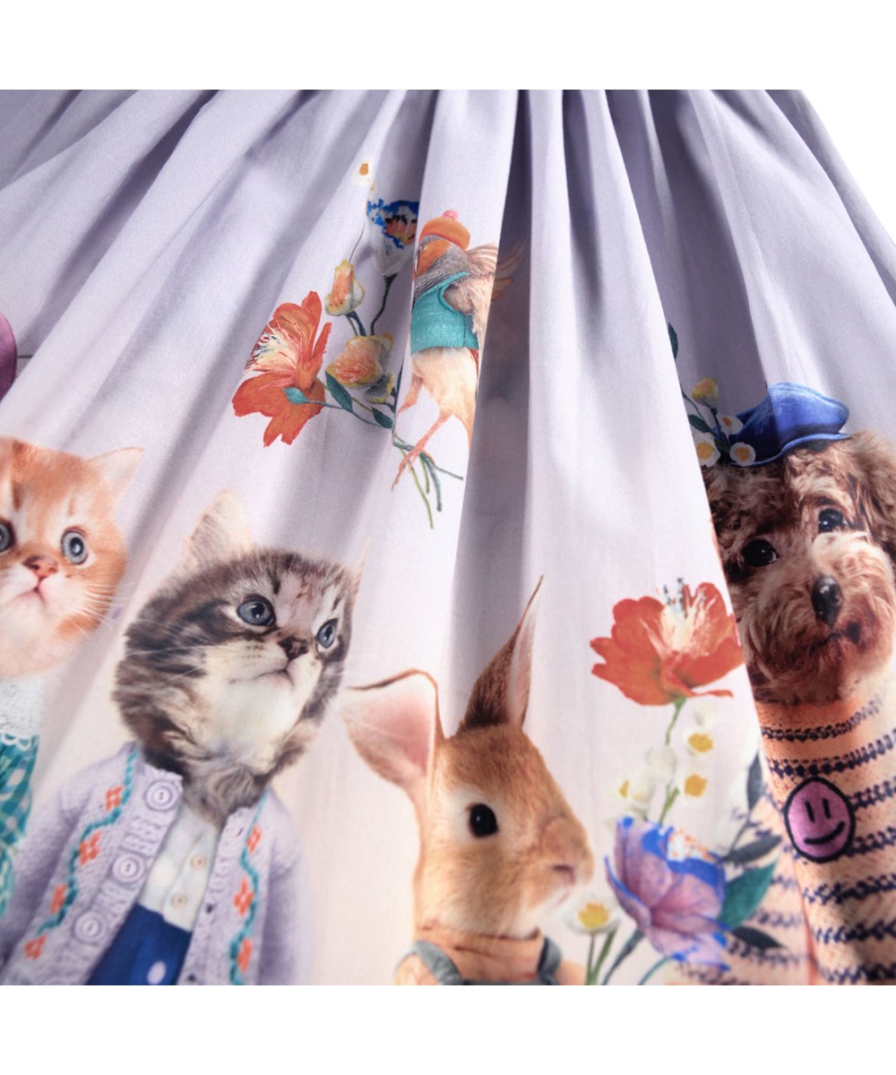 Cissa - Cuties - Lyslilla kortærmet kjole til børn i økologisk bomuld med tætsiddende ribbet jerseytop og poplin skørt. Print af dyr iklædt sødt tøj. 