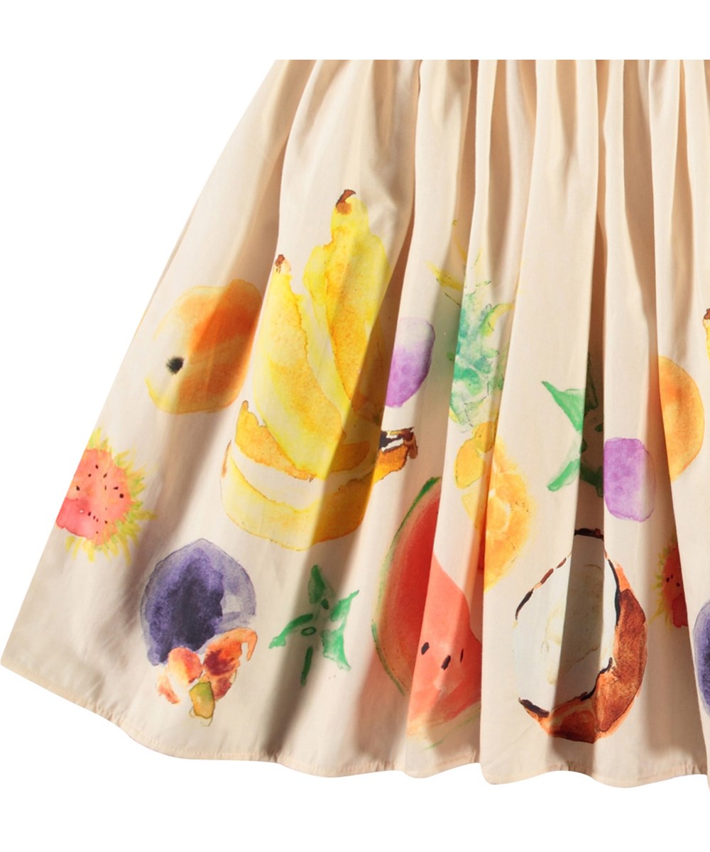 Cissa - Dancing Fruits - Beige kortærmet kjole til børn i økologisk bomuld med tætsiddende ribbet jerseytop og poplin skørt.