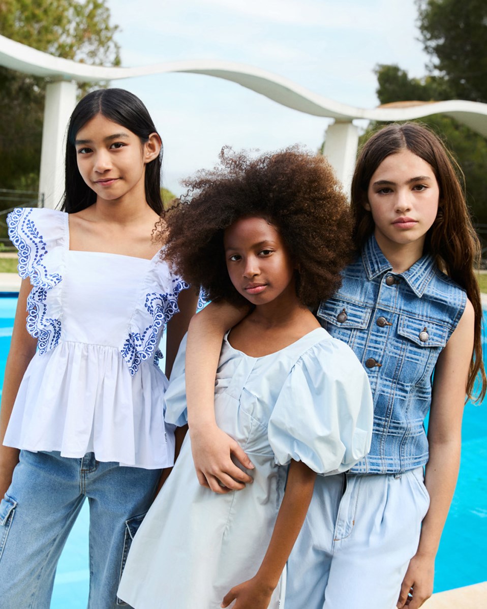 Cissy - Skywriting - Lyseblå kjole i økologisk bomuld til børn med pufærmer.