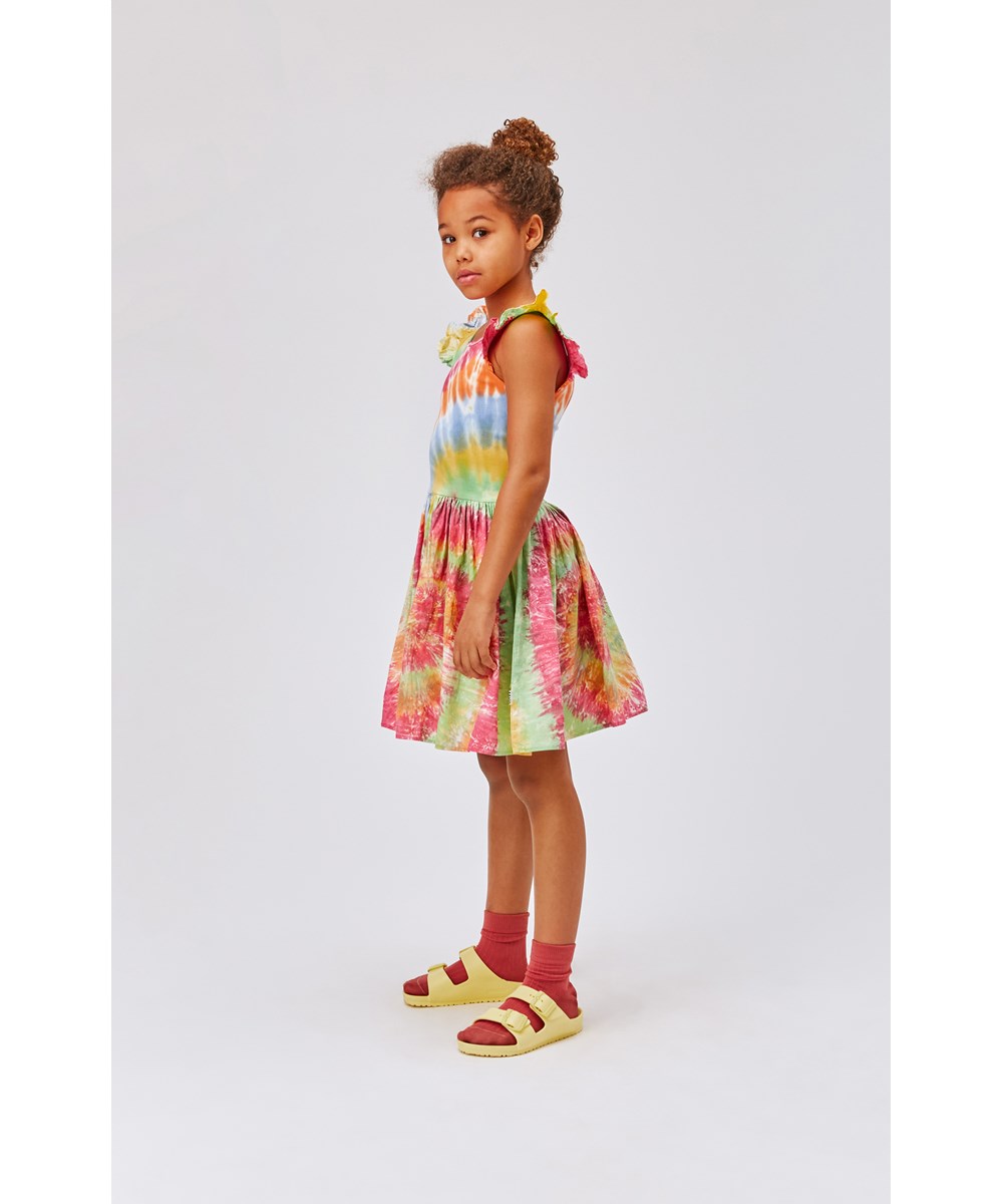 Cloudia - Jolly Tie Dye - Multifarvet tie dye kjole i økologisk bomuld med flæser ved skulderen