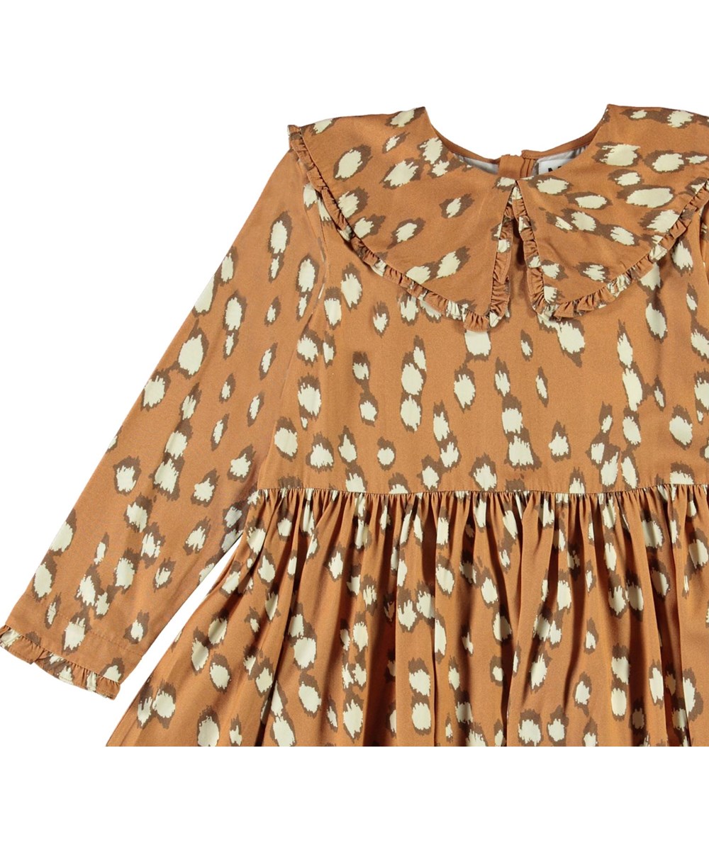 Coco - Graphic Deer - Beige kjole med hvide pletter og krave