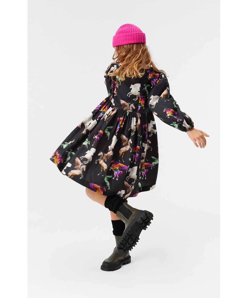 Cocos - Flying Pegasus - Sort elegant kjole i blød viskose med et print af flyvende og farverige pegasuser