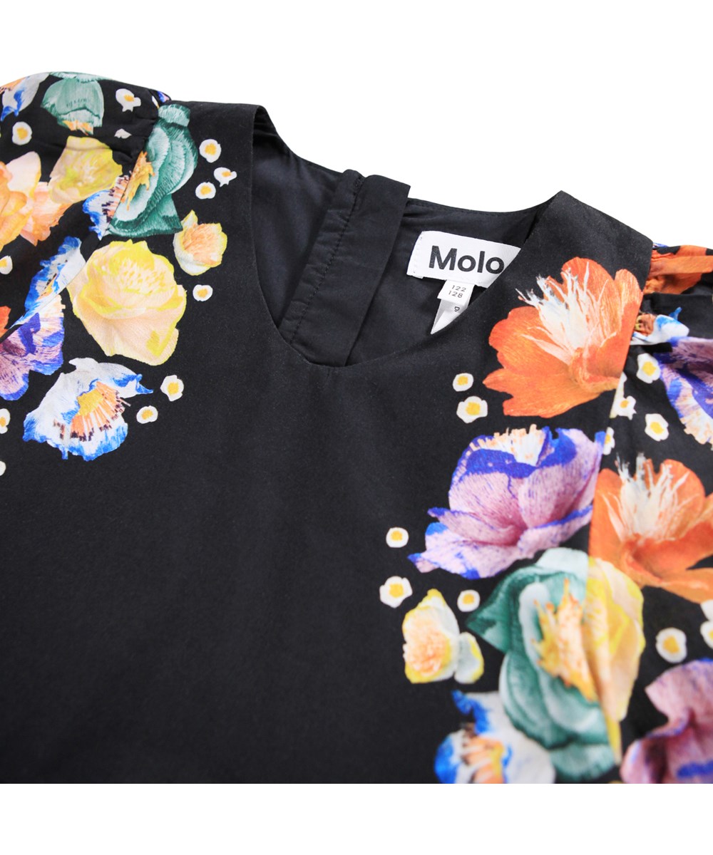 Cybil - Rainbow Flowers - Kort sort kjole i økologisk bomuldspoplin med blomsterprint.