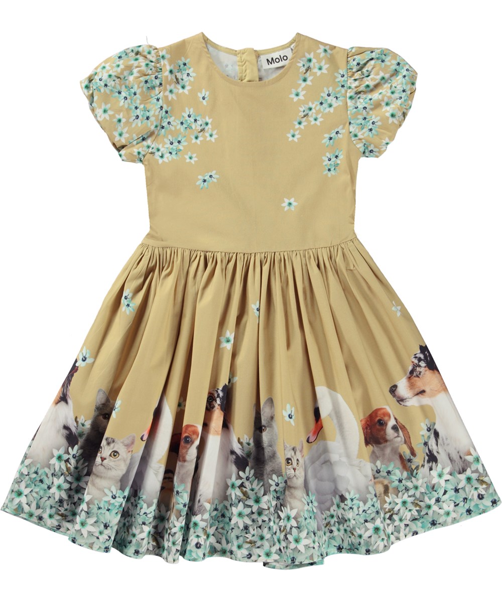Cyrilli - Playful Flowers - Beige økologisk kjole med pufærmer og print med dyrebørn og blå blomster