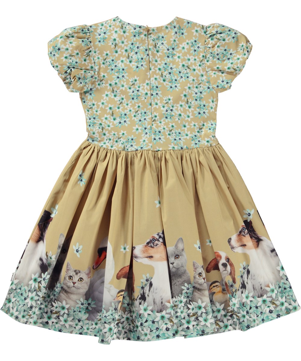 Cyrilli - Playful Flowers - Beige økologisk kjole med pufærmer og print med dyrebørn og blå blomster