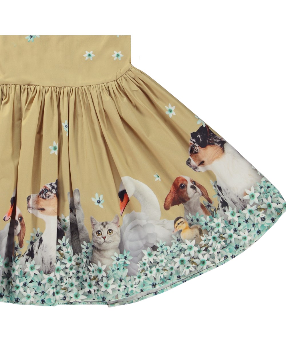 Cyrilli - Playful Flowers - Beige økologisk kjole med pufærmer og print med dyrebørn og blå blomster