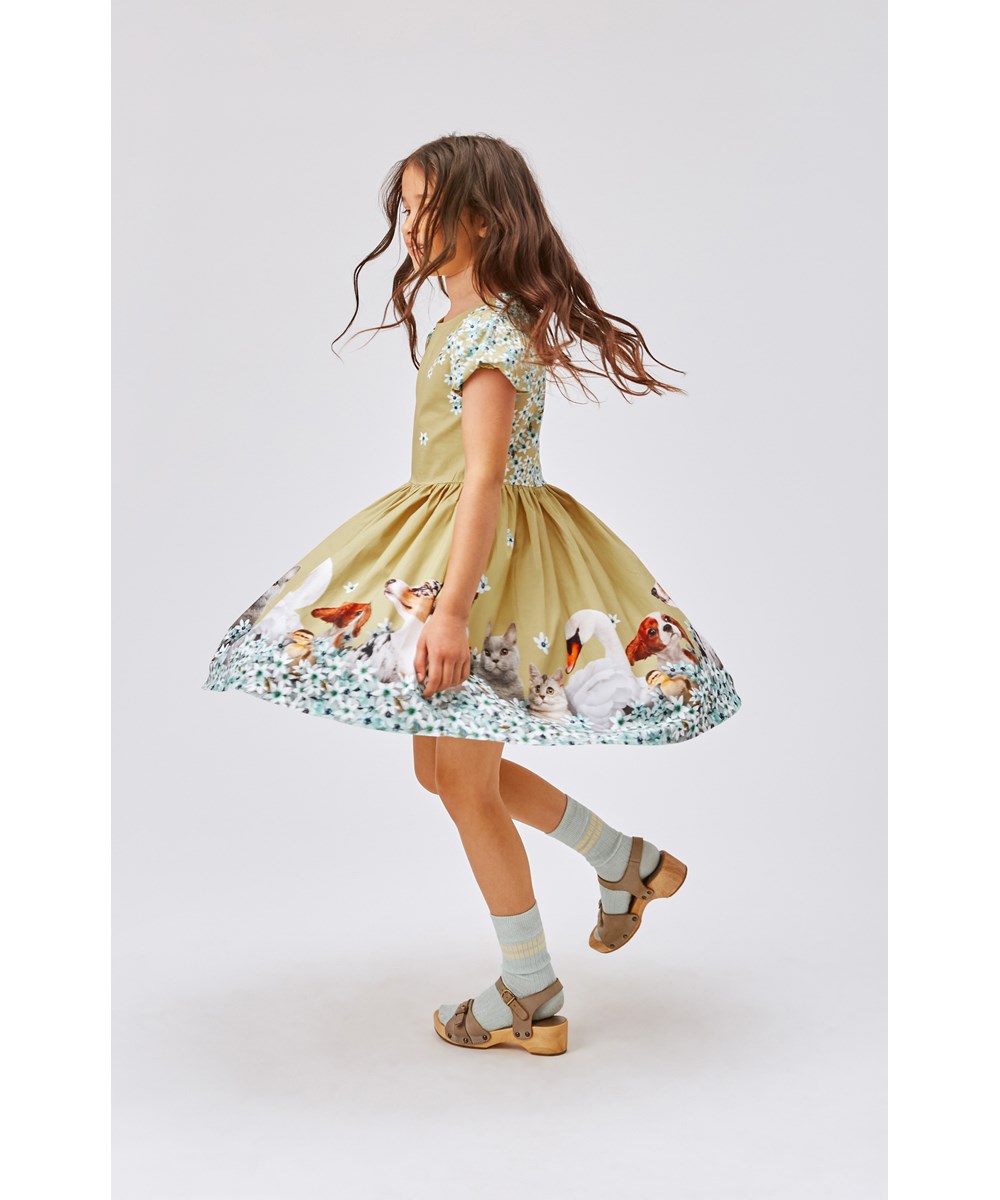 Cyrilli - Playful Flowers - Beige økologisk kjole med pufærmer og print med dyrebørn og blå blomster